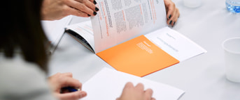 Des mains défile une brochure Des mains défile une brochure
